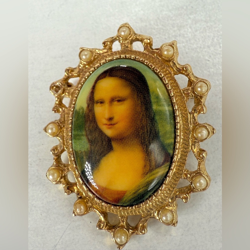 Vintage Mona Lisa Gold Tone Faux Pearl Cameo Brooch Pin Pendant For Chain Gift